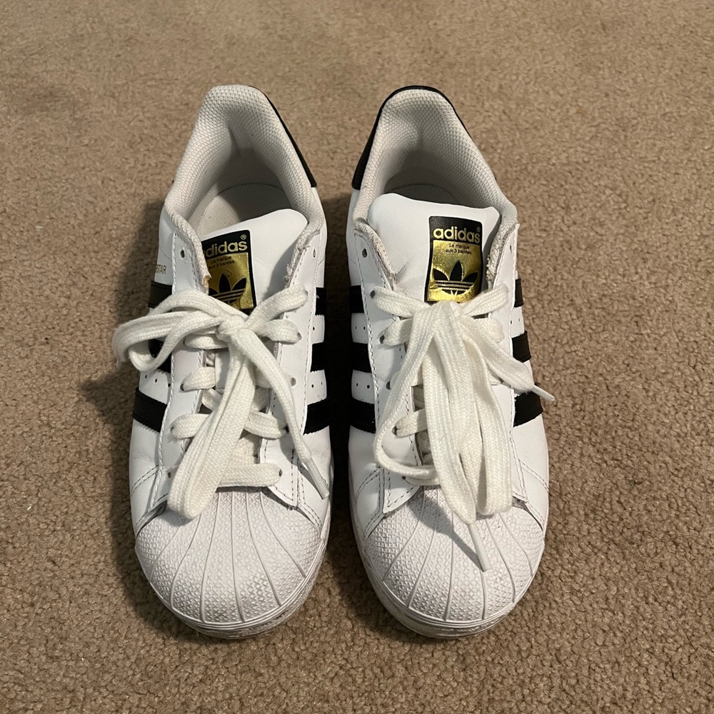 Adidas womens superstar og size 6US